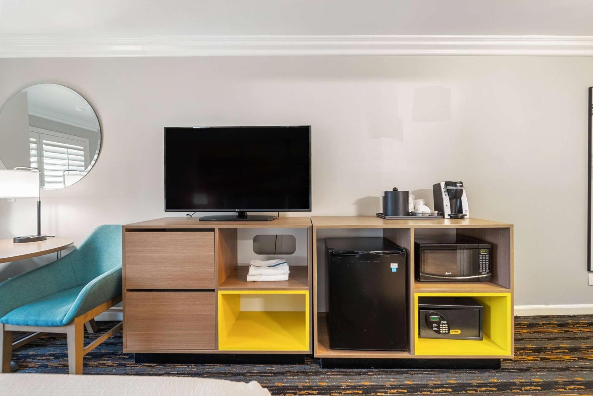 Days Inn By Wyndham San Diego Hotel Circle Екстер'єр фото