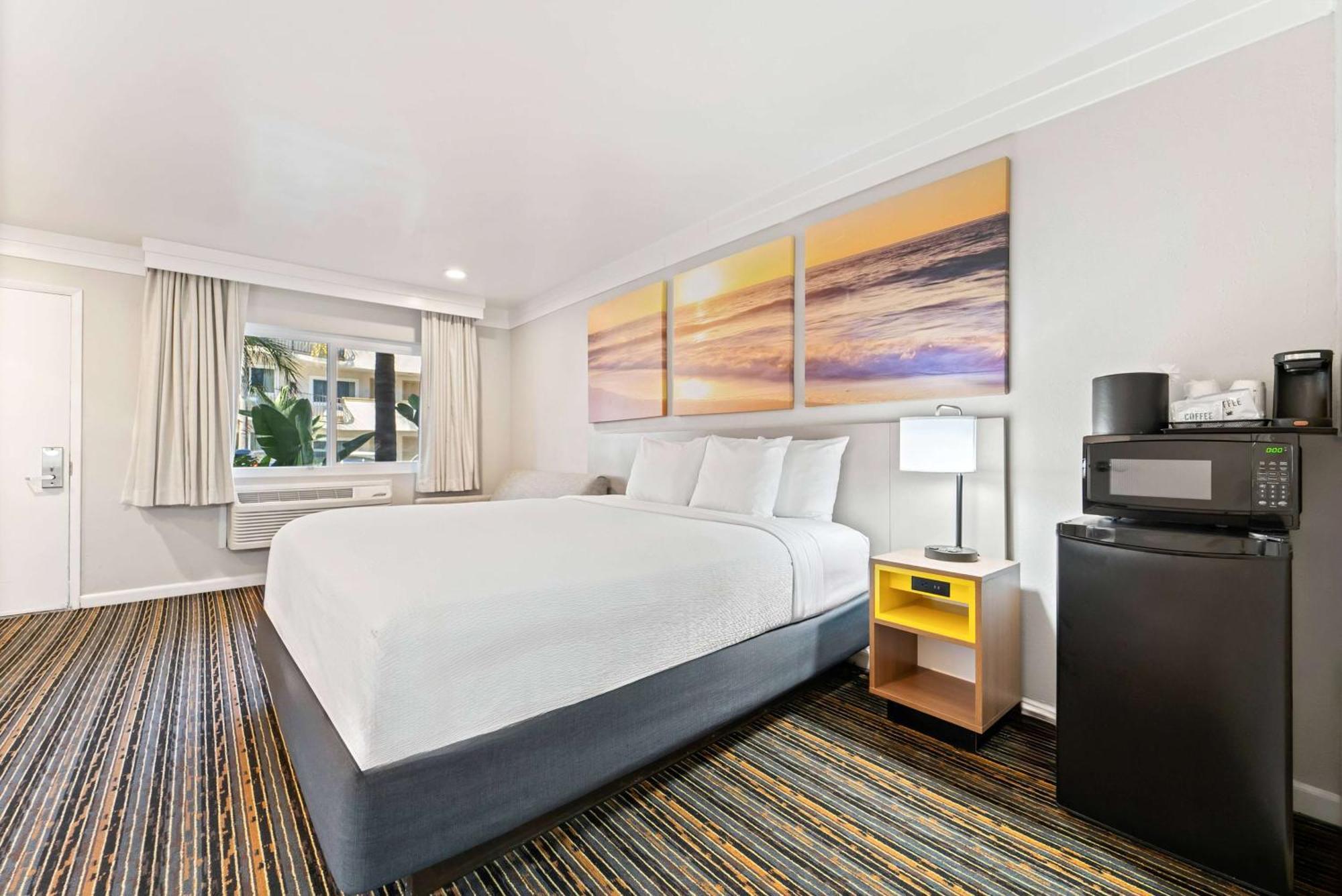 Days Inn By Wyndham San Diego Hotel Circle Екстер'єр фото